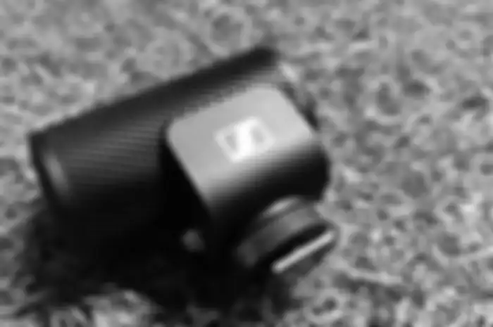 Review Sennheiser MKE 200, microphone travelable untuk konten kreator dan YouTuber.