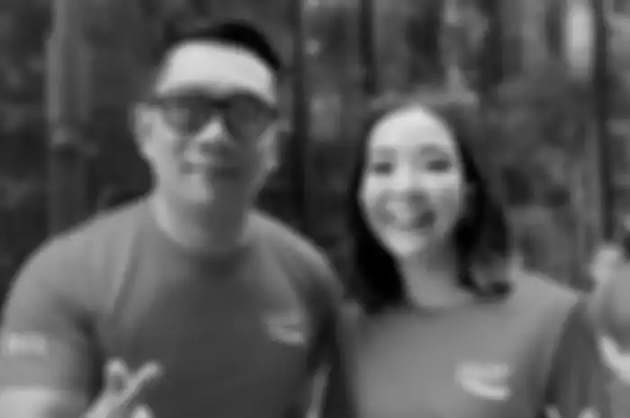 Gisella Anastasia berfoto di sebelah Ridwan Kamil. Pose Gisel malah jadi omongan.