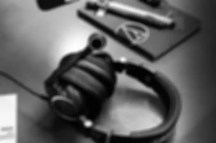 Tampilan headset gaming Audio-Technica yang memiliki mic khusus untuk streaming.