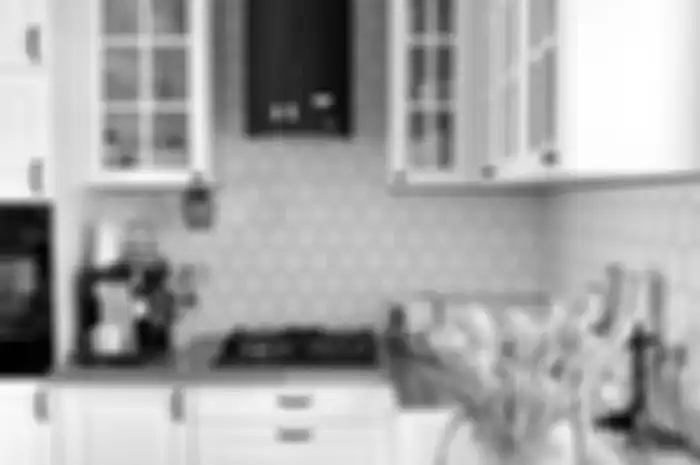 Cukup pakai satu warna. Salah satu trik simpel dalam desain dapur ukuran mungil agar potretnya lebih nyaman.