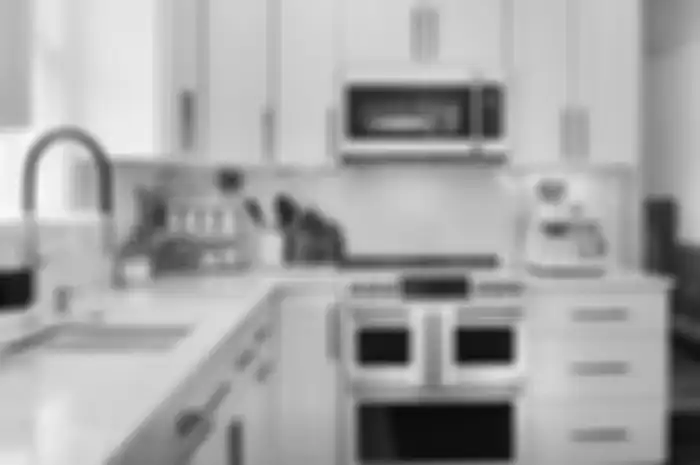 Pemilik rumah minimalis dibikin senewen gegara dapur sempit. Furnitur rusak membuat fotonya terabaikan