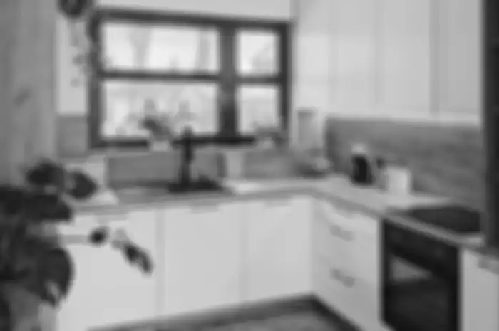 Potret tampilan dapur kecil enggak bikin jemu. Cukup mengganti dekorasi murah di dinding ruang memasak.