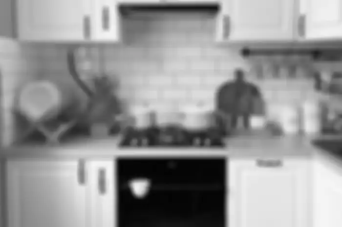 Foto tampilan dapur mungil yang lebih cantik setelah dipermak dengan cara hemat.