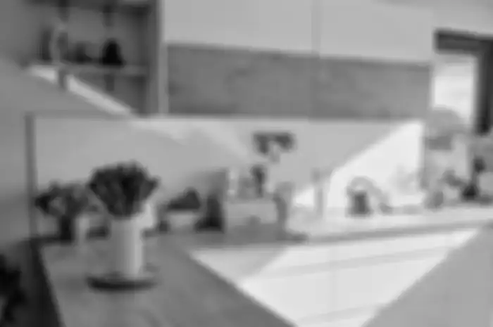 Foto desain dapur mungil bergaya Skandinavia yang memakai trik murah. 