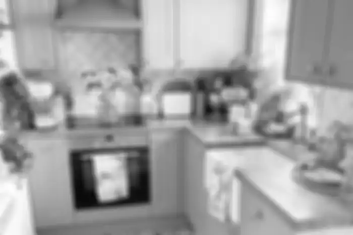 Foto dapur kecil yang tetap efisien dengan cara simpel ini. Jadi, enggak perlu buru-buru dirombak.