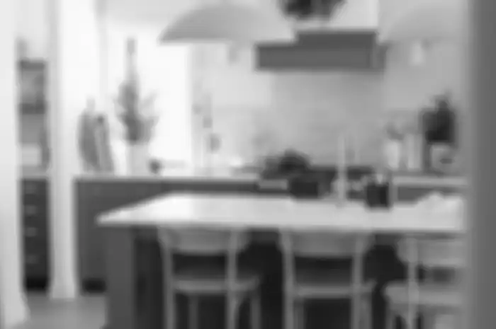 Foto dapur sempit yang terlihat lebih lega karena diatur dengan cara sederhana ini.