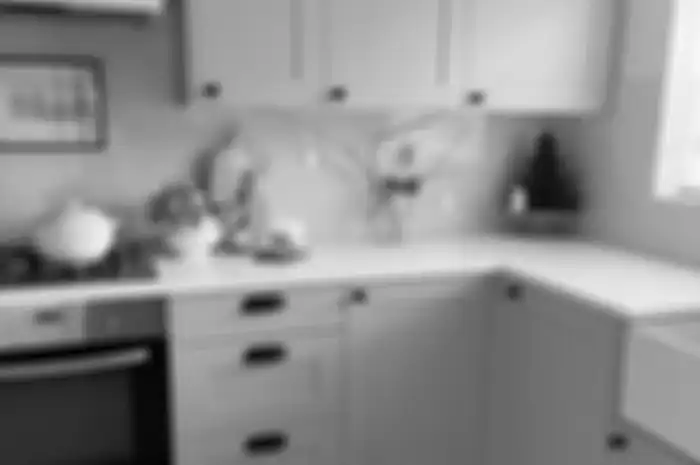 Membersihkan lemari dapur jangang langsung memakai cuka murni. Efeknya jadi seperti ini.