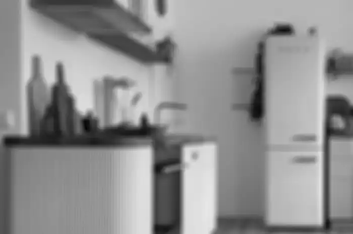 Foto dapur mungil dengan kulkas.