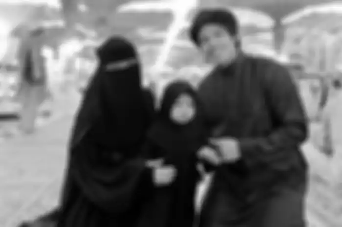Penampilan Aurel Hermansyah pakai cadar saat umrah bersama Atta Halilintar dan Ameena