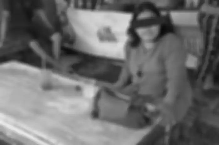 Seorang ibu di Kuningan viral karena diduga menyuruh anaknya mengemis sementara dirinya santai nongkrong di warung. 