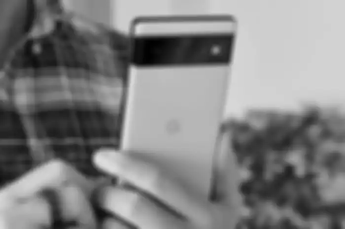 Ilustrasi pengguna Google Pixel yang mendapat 'uang kaget' dari Google Pay.