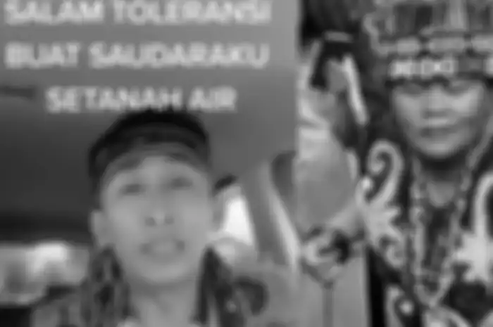 Seorang pria yang mengaku anak Suku Dayak asli mengurai makna di balik aksi Ida Dayak joget-joget saat obati pasien.