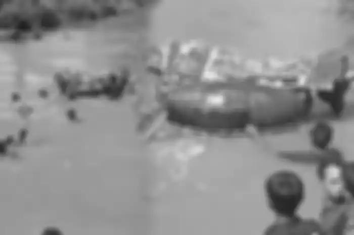 Warga berenang demi antar jenazah seberangi sungai 