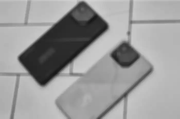 ROG Phone 8 Pro (kiri), ROG Phone 8 (kanan)