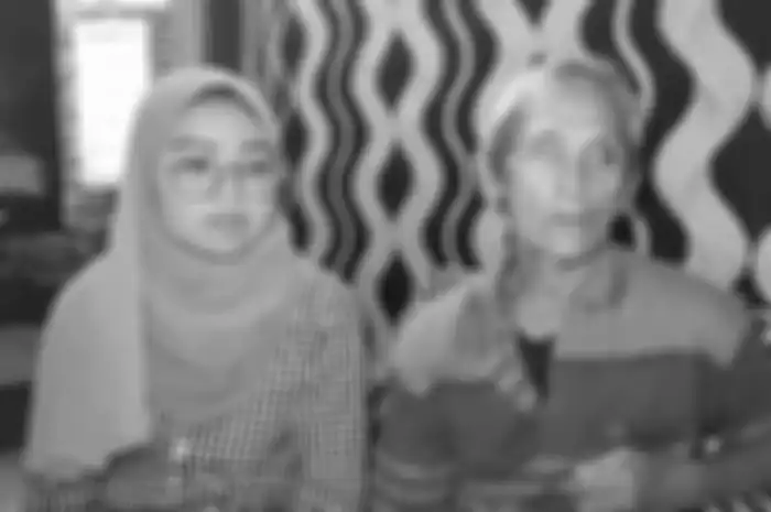 Ayahanda Sudirman, salah satu terpidana kasus Vina dan Eki bernama Suratno (kanan). 