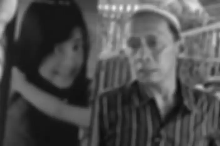 Husen (kanan), seorang pedagang yang mengingat peristiwa penangkapan terhadap para pelaku kasus Vina dan Eki di Jalan Perjuangan, Kota Cirebon.