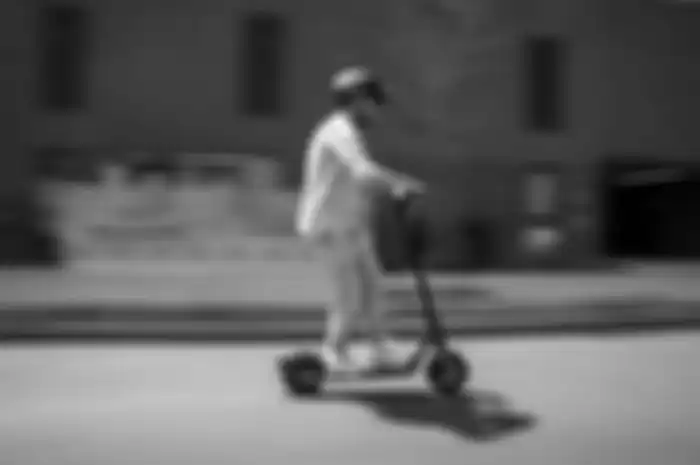 Ninebot KickScooter F2 sudah mulai di jual di Indonesia melalui jaringan retail Erajaya