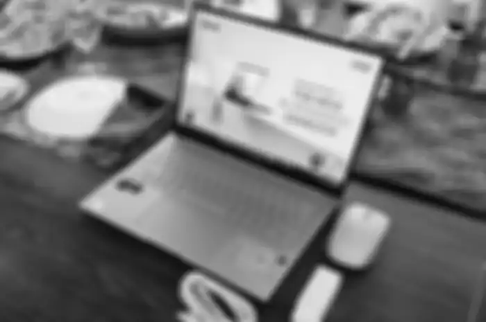Kombinasi Kombo ASUS Zenbook 14 OLED, SmartO Mouse MD200, dan ASUS 65W USB-C GaN