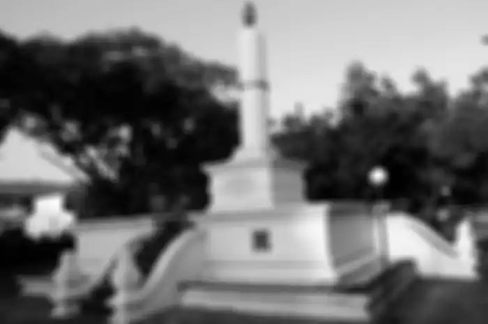 Tugu Lilin adalah ikon Kota Solo. Ia melambangkan banyak hal sampai-sampai maujud di logo Kota Surakarta dan klub Persis Solo (Kompas.com)