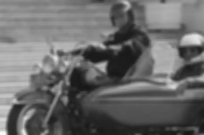 Presiden Soeharto dan Menteri Riset dan Teknologi BJ Habibie mengendarai Harley Davidson di halaman 