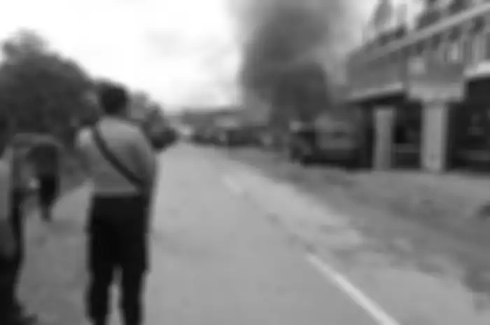 Kondisi mobil Toyota Avanza yang terbakar di Wamena, Papua