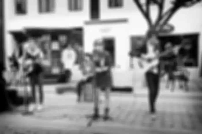Echosmith Usung Konsep Retro di Video Klip Surround You