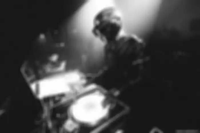 Demi Masuk Bar Mahal Seseorang Mengaku Sebagai Personel Daft Punk