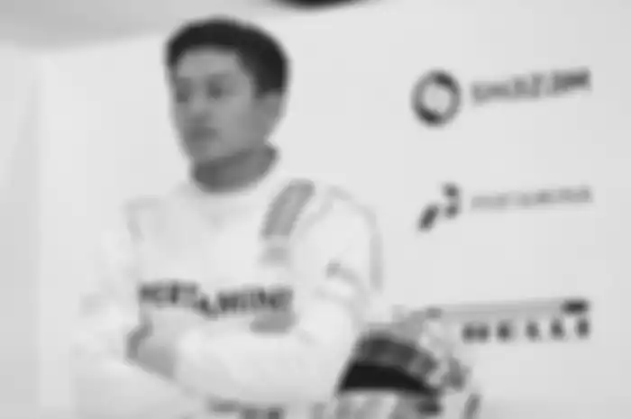 Netizen Bandingkan Metromini Jakarta dengan Mobil Balap F1 Rio Haryanto?