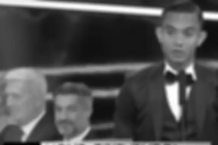 Penyerang asal Klub Penang FC, Mohammad Faiz Subri baru aja dinobatkan sebagai peraih trofi FIFA Puskas Award 2016