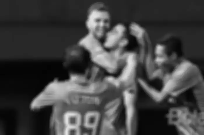 Pemain Bhayangkara FC merayakan gol yang dicetak Otavio Dutra (tengah) saat melawan Persela Lamongan dalam laga pekan ke-32 Liga 1 2017 di Stadion Patriot Chandrabhaga, Bekasi, Jawa Barat, Jumat (27/10)