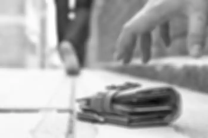 Kalau Menemukan Dompet di Jalan Apa yang Orang Indonesia Lakukan