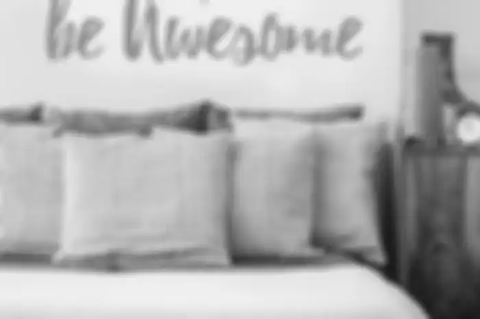 5 Ide Desain Mendekorasi Tempat Tidur Tanpa Headboard