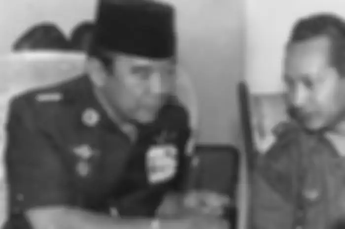 Presiden RI ke I Soekarno dan Jenderal Soeharto.