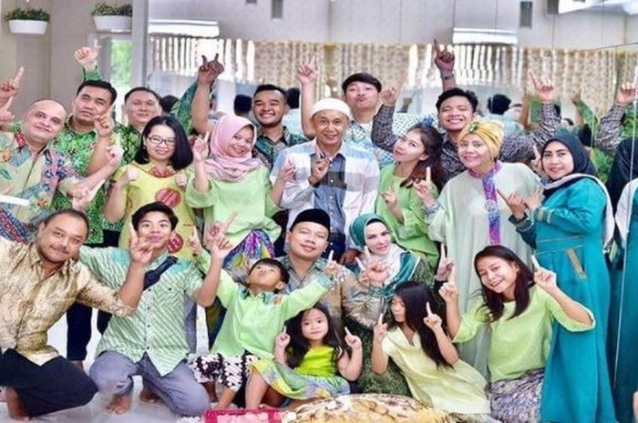 Jari tangan Vicky Prasetyo dan Angel Lelga menunjukan angka 1 dan 2
