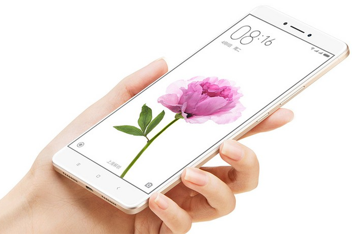 Ilustrasi memakai phablet 6 inci