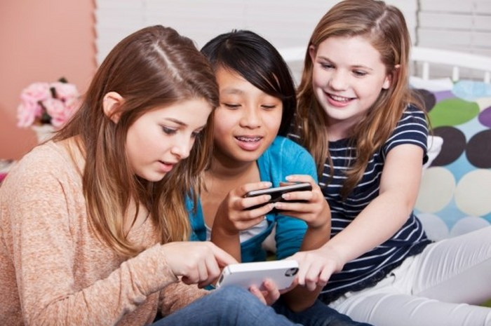 anak-anak memakai smartphone