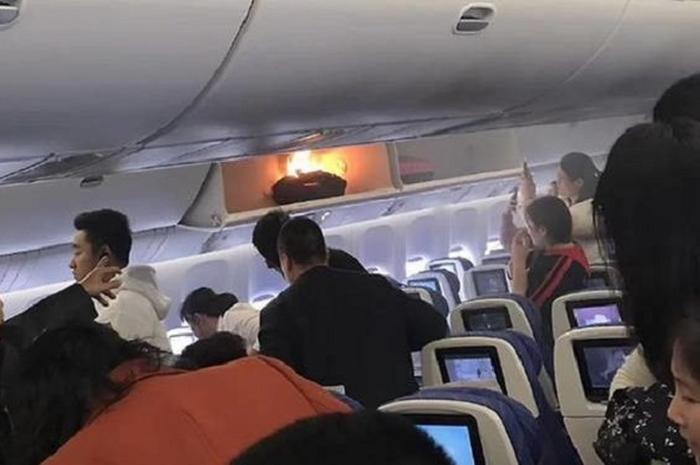 Momen saat powerbank terbakar saat di dalam pesawat