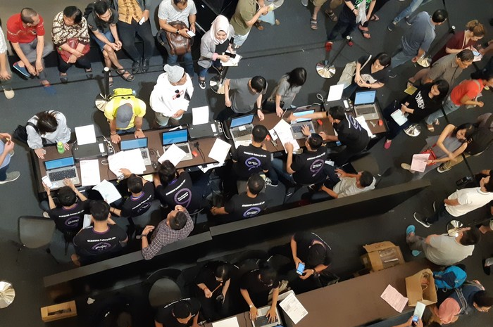 Setelah antri panjang, pembeli ikut proses tukar tambah dengan Galaxy S9 dan S9+