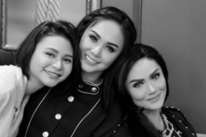 Yuni Shara dan adik-adiknya