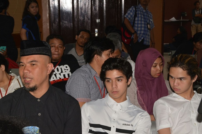 Ahmad Dhani Ditemani 2 Anaknya di Ruang Sidang, Al dan Dul Support Ayah!