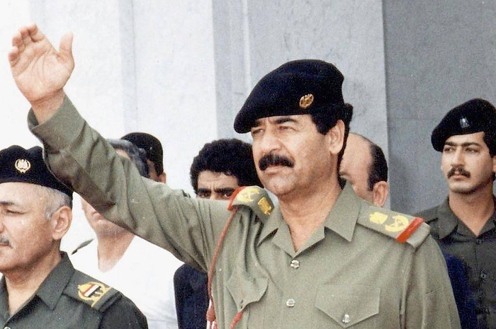 Saddam Hussein dengan pakaian miliiternya.