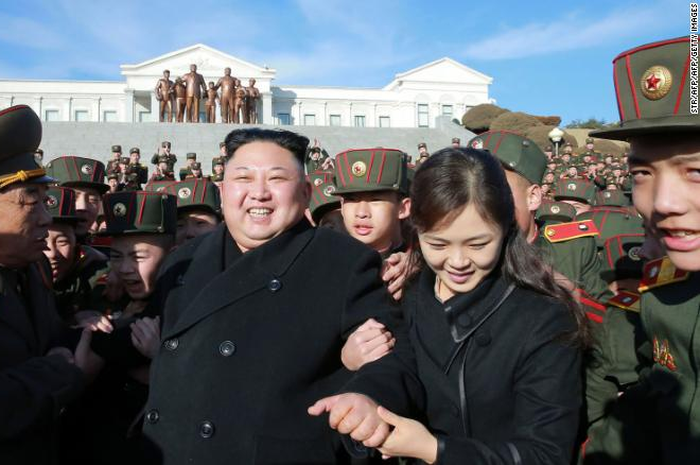 ternyata Kim Jong Un sempat menjalin kasih dengan seorang musisi dan penari asal Korea Utara bernama Hyon Song-Wol.