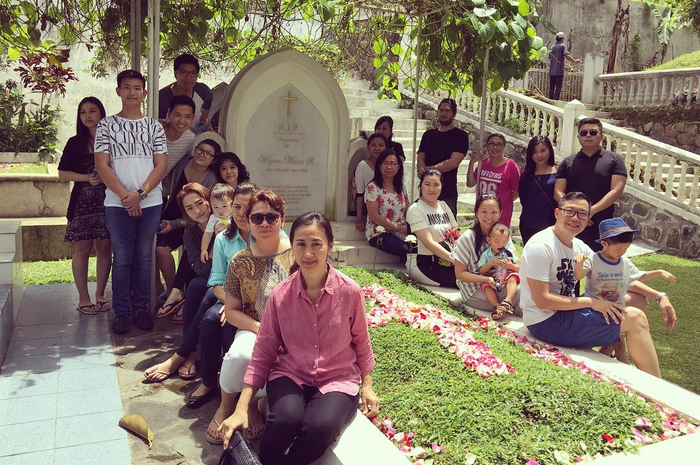 Keluarga Wayan Mirna Salihin saat berkunjung ke makam.