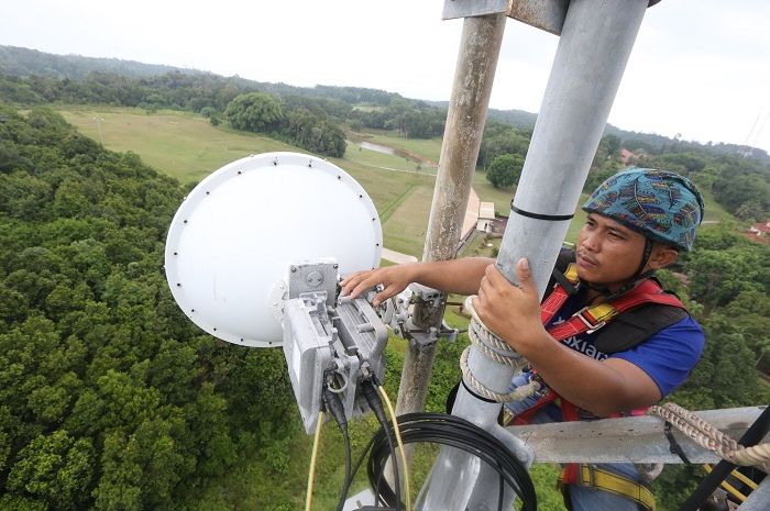 Teknisi XL Axiata memeriksa BTS di pulau Bintan, Kepulauan Riau
