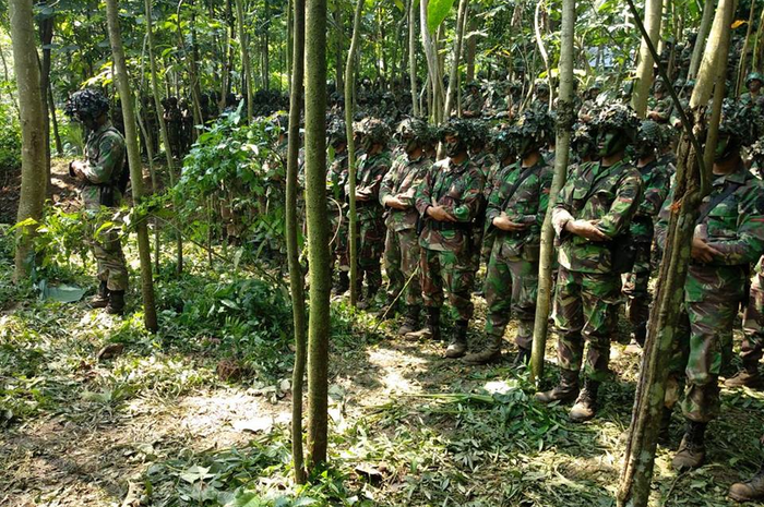 Meski Sedang Menjalani Pendidikan Komando Yang Tak Mengenal Kompromi Para Prajurit TNI Ternyata Tetap Diwajibkan Sholat Jumat 
