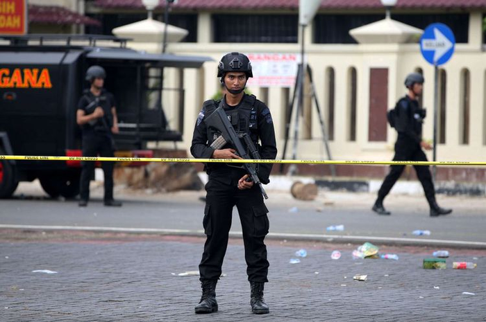 Untungnya, setelah negosiasi panjang, sebanyak 155 narapidana terorisme menyerahkan diri dan polisi pun telah mengamankan situasi.