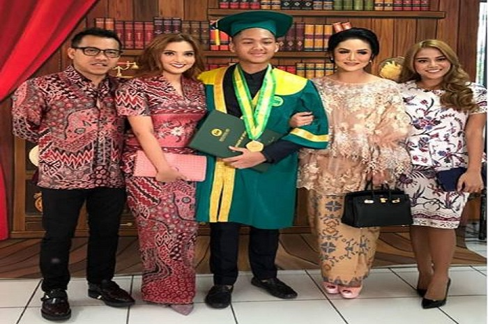 Wisuda Azriel Hermansyah bersama Anang Hermansyah, Krisdayanti dan Aurel Hermansyah serta Ashanty