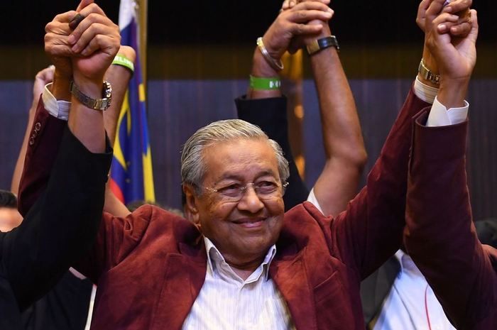 Mahathir Mohamad mengklaim Malaysia tidak lagi di bawah tekanan dari masalah keuangan karena masalah utang telah ditangani dengan hati-hati.