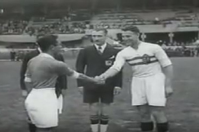 Achmad Nawir sedang bersalaman dengan pemain Hungaria.