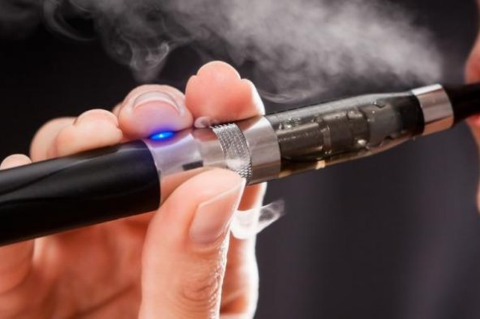 Karena rokok elektrik ini tidak menggunakan tembakau, maka diklaim bahwa ini lebih sehat dibandingkan dengan rokok tradisional.